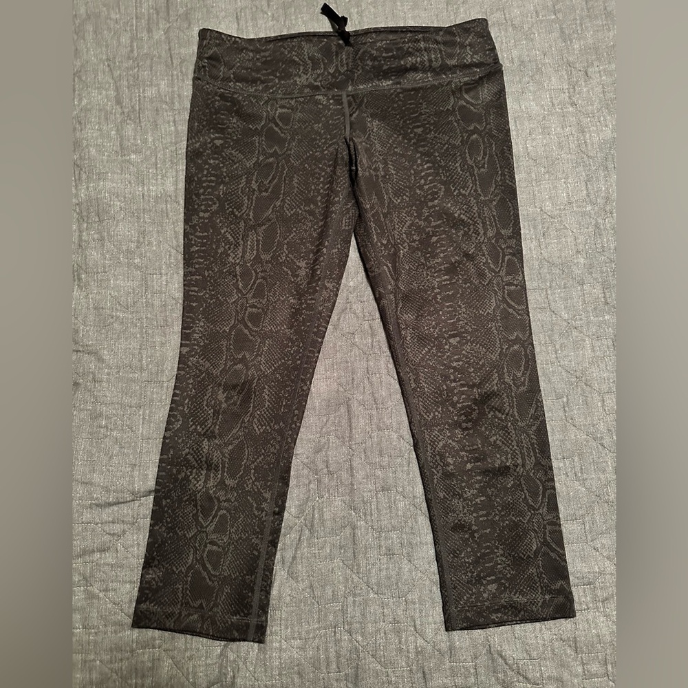 MPG black and gray snakeskin pattern capri exercise leggings - size L